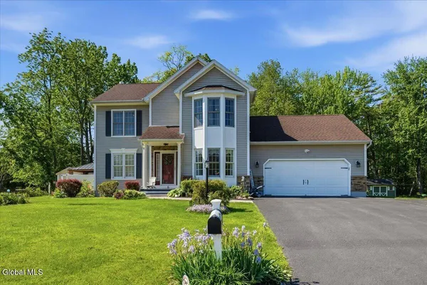 $575,000 | 6 Wildwood Lane, Bethlehem, NY 12158