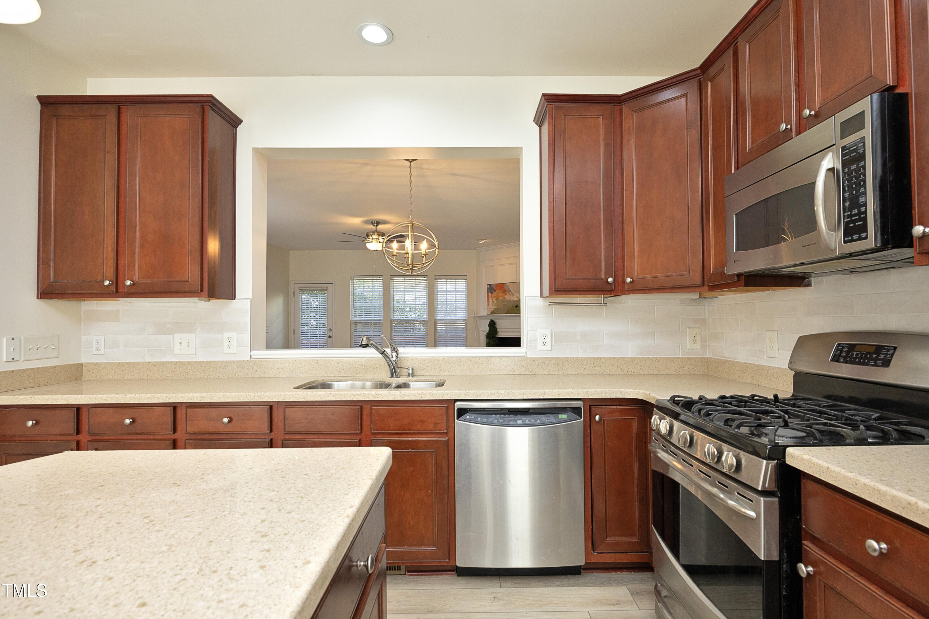 2502 Silverpalm Street Raleigh, NC 27612 - Photo 7 of 29 Kitchen -Backsplash