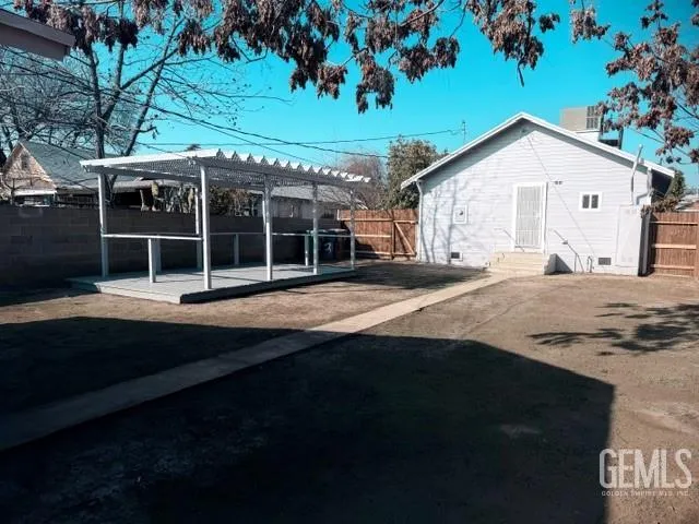 a view of a house with backyard and sitting area