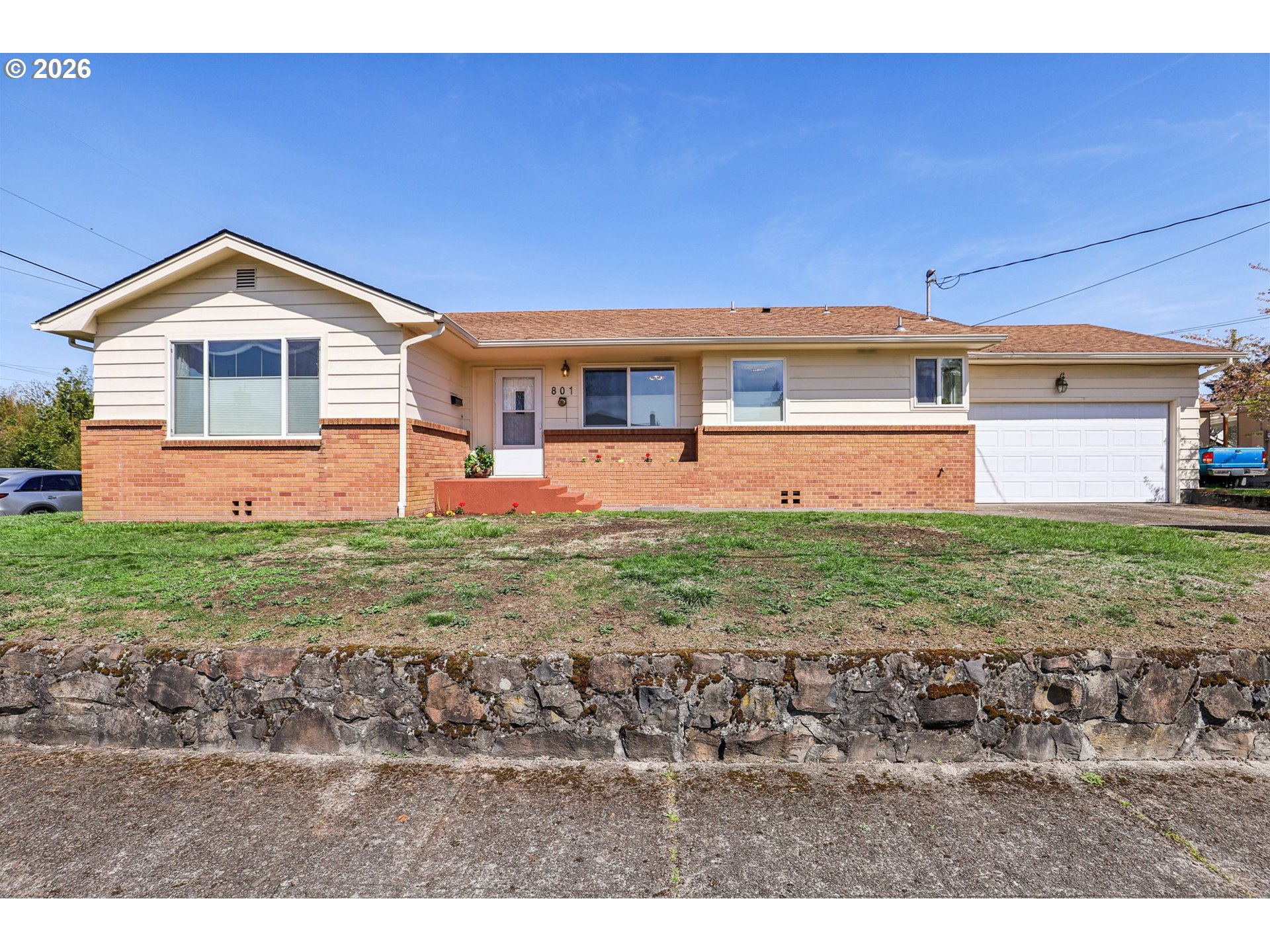 801 Cowlitz Way Kelso, WA 98626 - Photo 1 of 36 a front view of a house with a yard and garage
