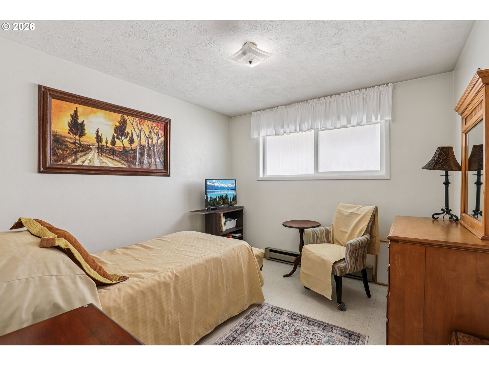 801 Cowlitz Way Kelso, WA 98626 - Photo 21 of 36 a bedroom with a bed and a table
