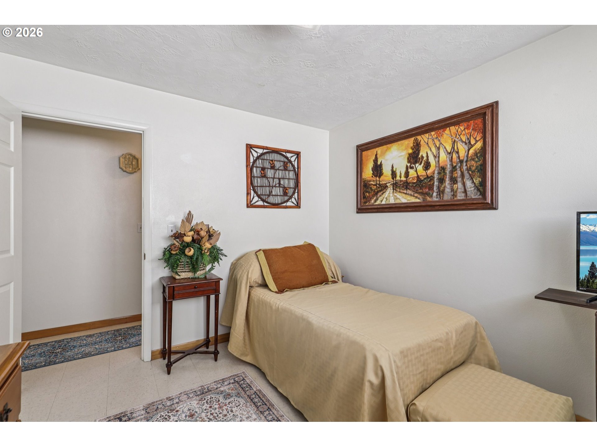 801 Cowlitz Way Kelso, WA 98626 - Photo 23 of 36 a bedroom with a bed and a painting on the wall