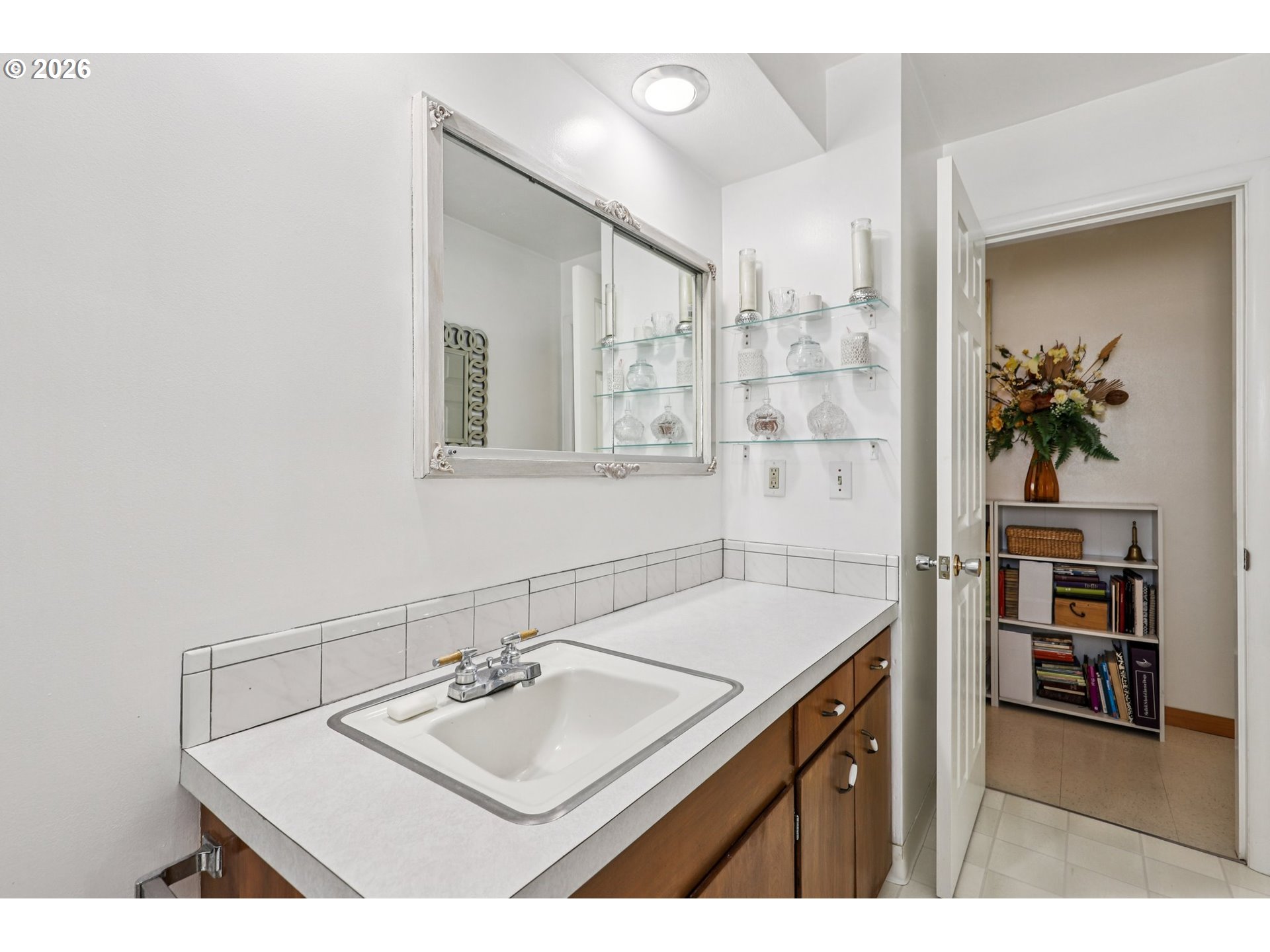 801 Cowlitz Way Kelso, WA 98626 - Photo 26 of 36 a bathroom with a sink vanity and a mirror