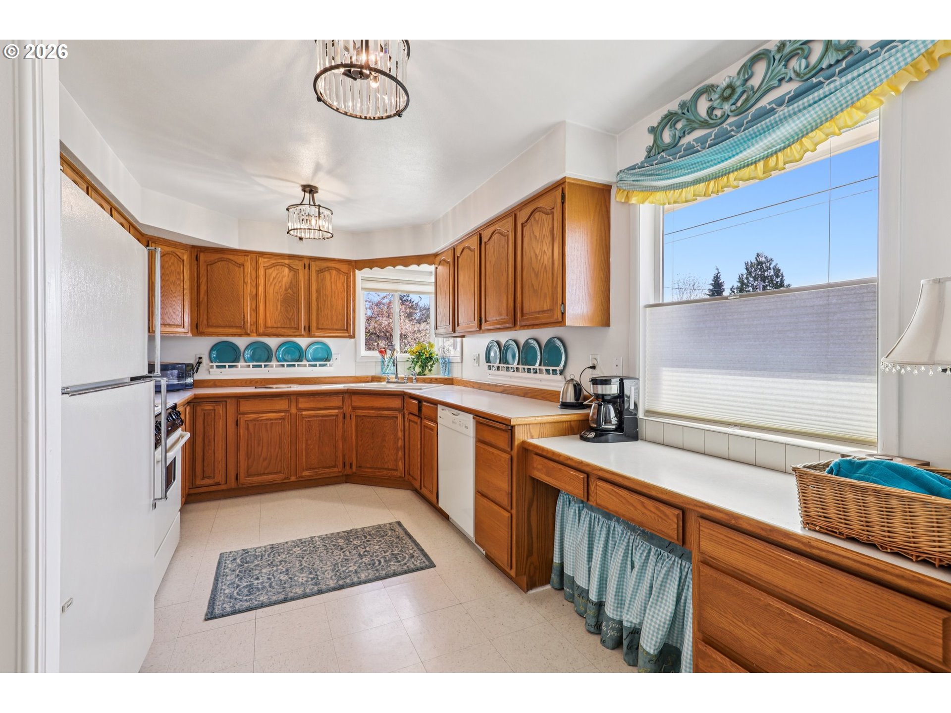 801 Cowlitz Way Kelso, WA 98626 - Photo 10 of 36 a kitchen with stainless steel appliances granite countertop a sink stove and refrigerator