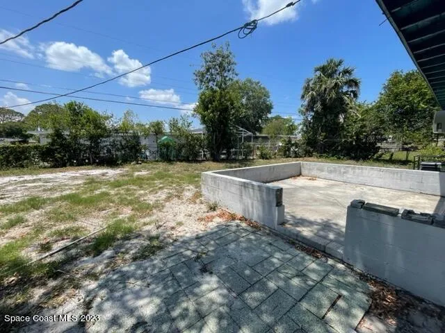 a view of a yard with a house