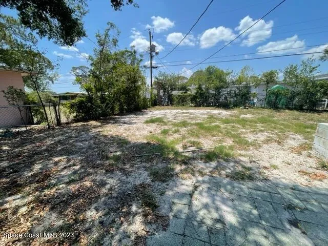 a view of a yard with a house