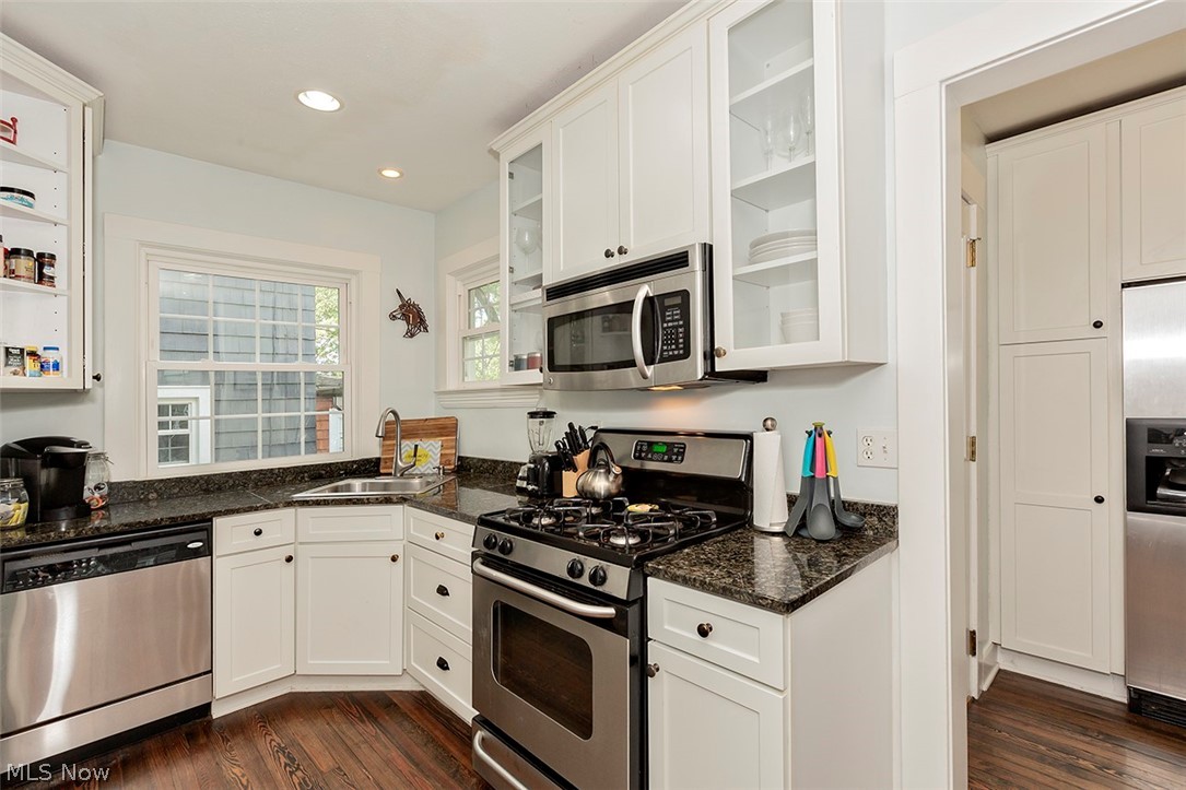 2869 Coleridge Road Cleveland, OH 44118 - Photo 12 of 29