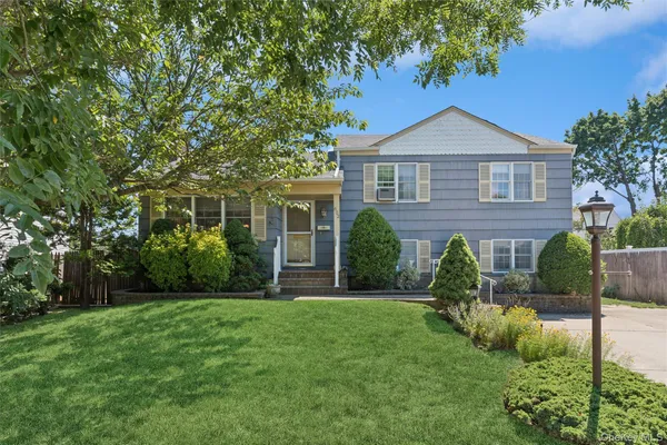 $824,000 | 602 Syracuse Avenue, Massapequa, NY 11758