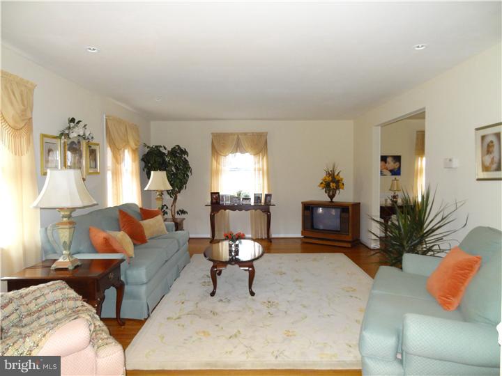 405 Wayland Road Cherry Hill, NJ 08034 - Photo 7 of 20 Living Room