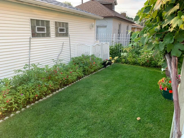 a view of a house with a backyard