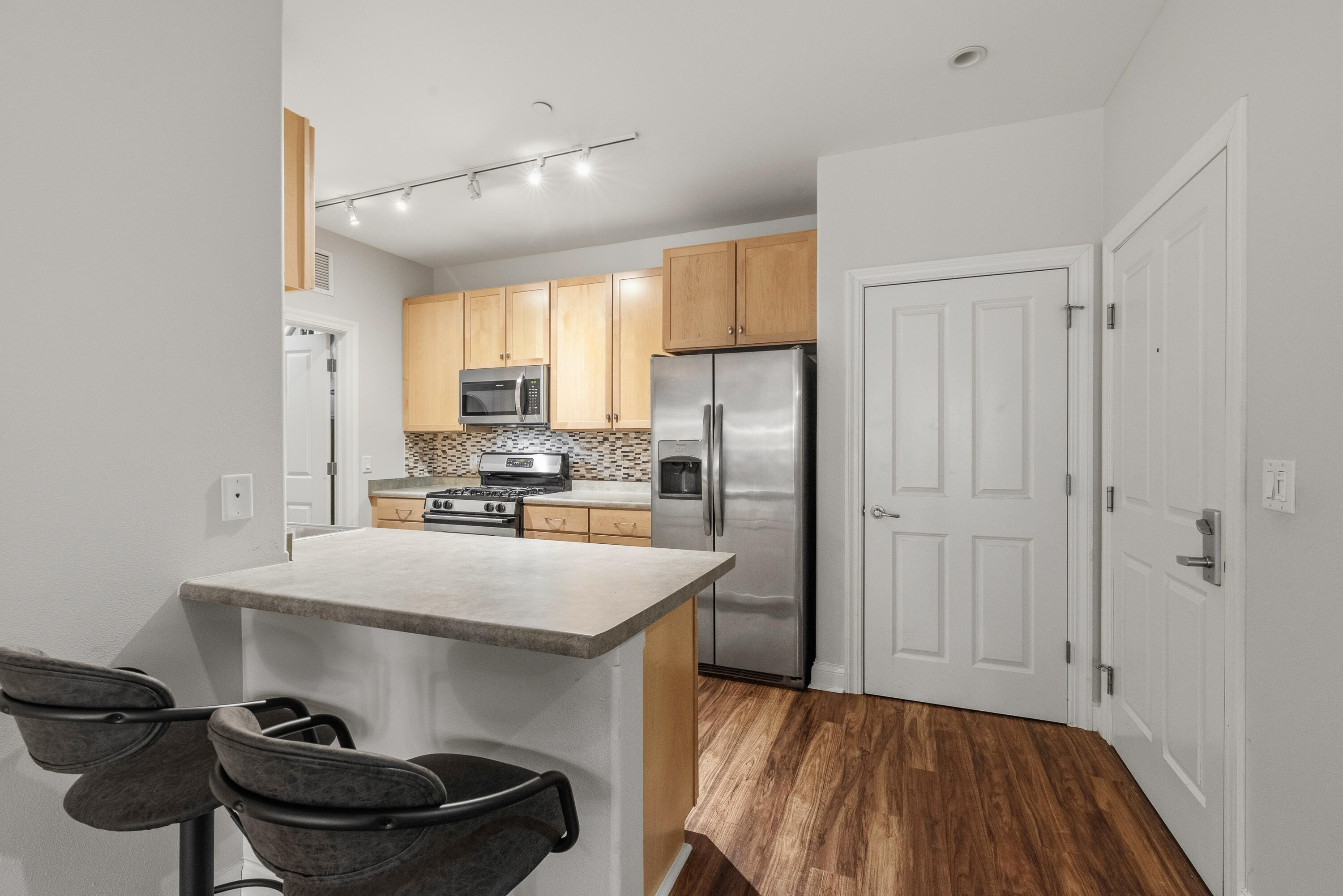 1915 North Water Street, Unit 101 Milwaukee, WI 53202 - Photo 4 of 25 Breakfast Bar