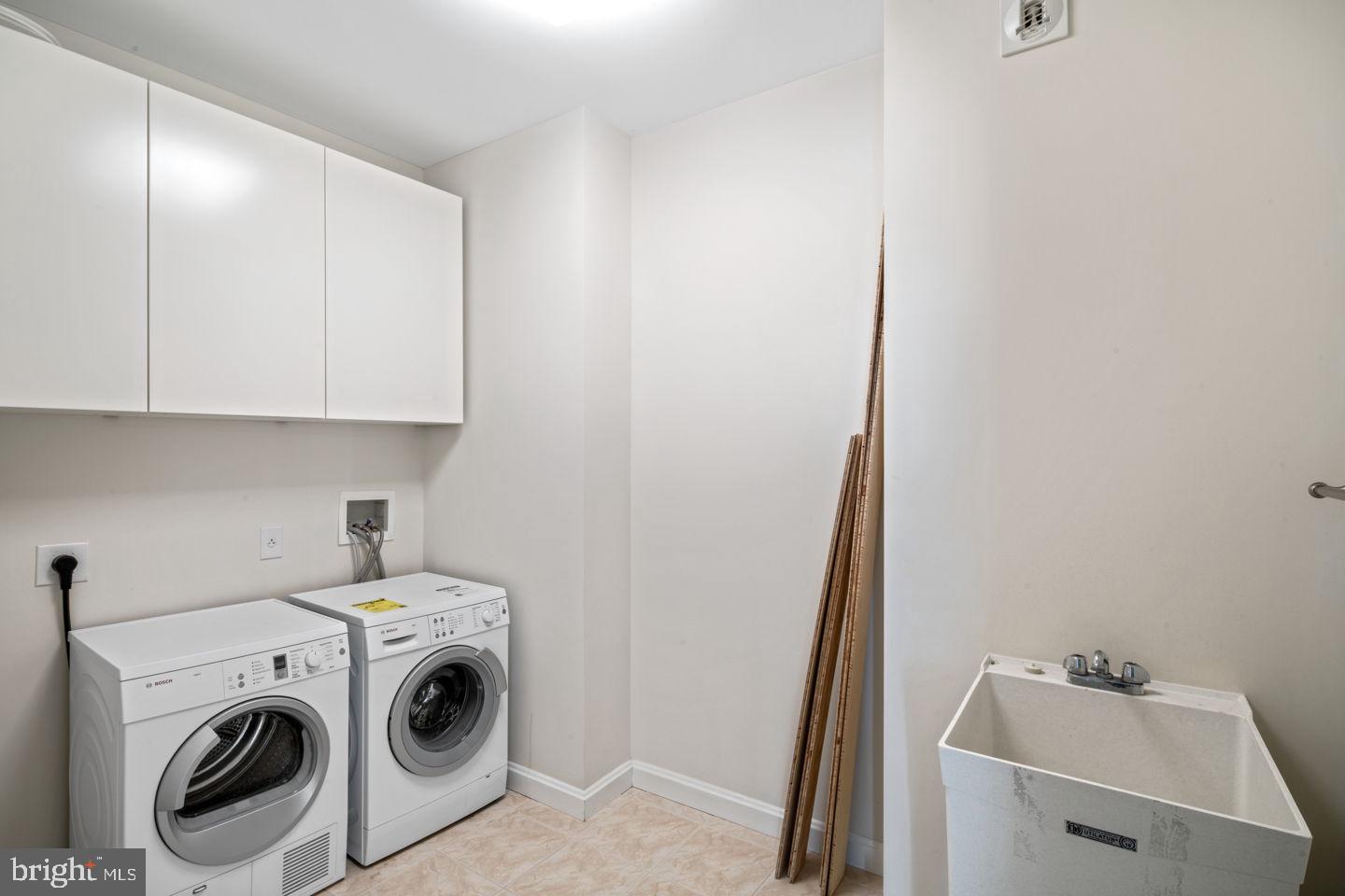 901 North Penn Street, Unit R1802 Philadelphia, PA 19123 - Photo 22 of 32 a utility room with dryer and washer