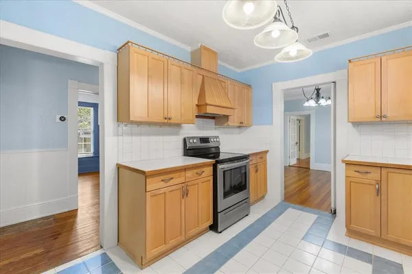 $300,000 | 57 South Trowell Avenue, Umatilla, FL 32784