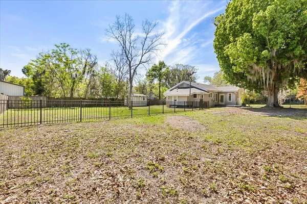 $300,000 | 57 South Trowell Avenue, Umatilla, FL 32784