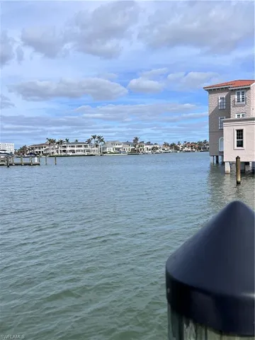 $1,600 | 4090 Gulf Shore Boulevard North, Unit 1, Naples, FL 34103