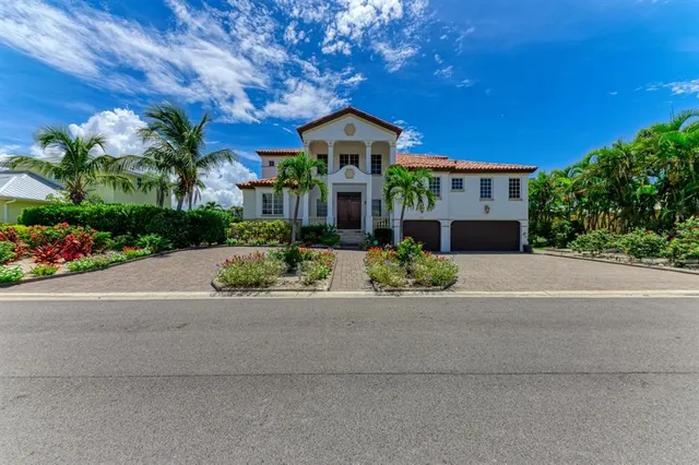 $3,995,000 | 550 Yardarm Lane, Longboat Key, FL 34228