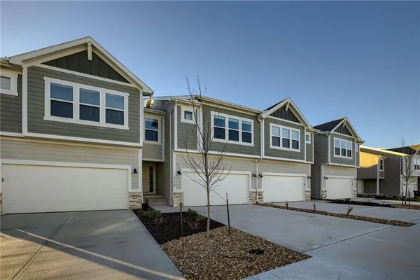 $2,400 | 3735 Southwest Clayton Drive, Lee's Summit, MO 64082