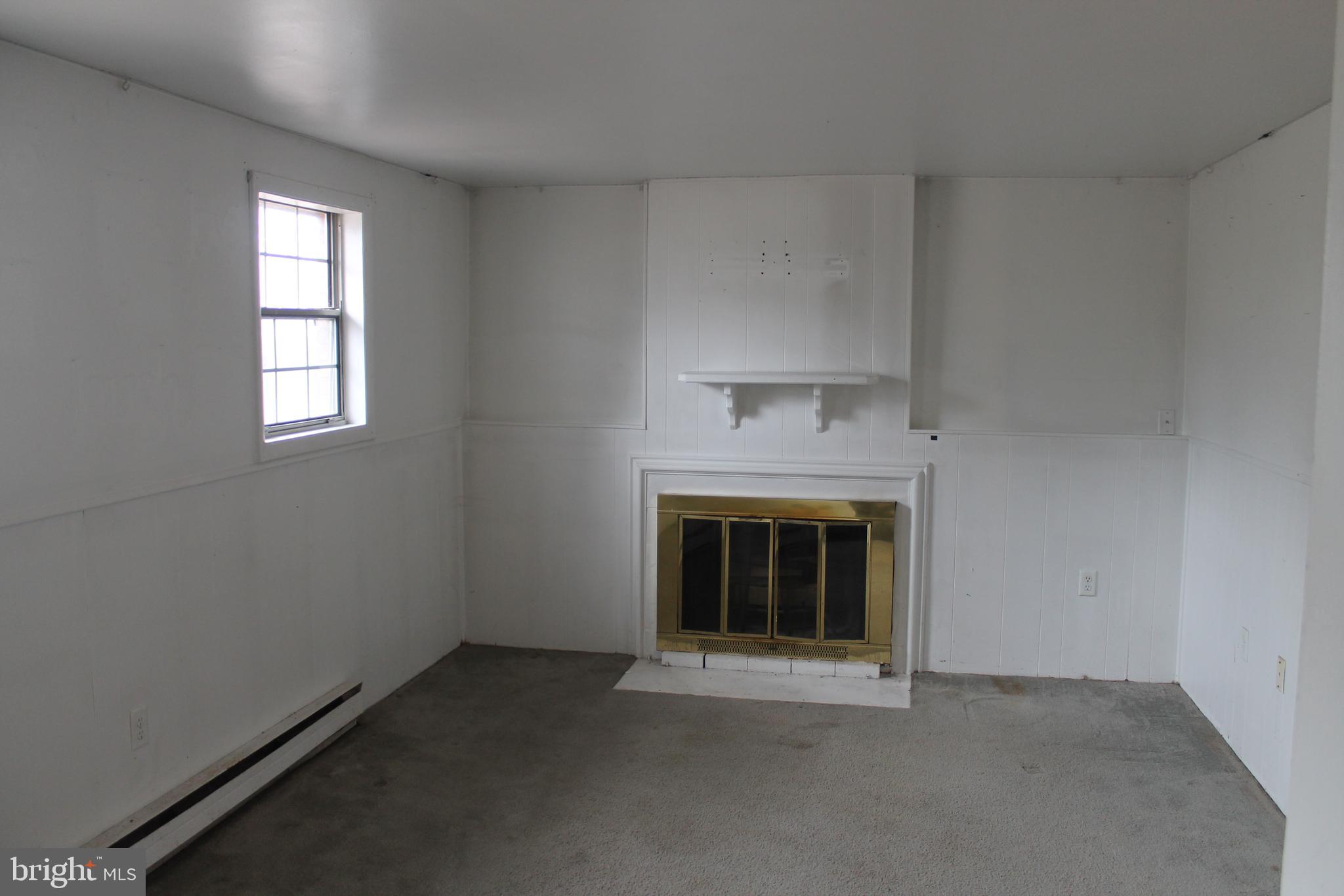 182 Warren Way Lancaster, PA 17601 - Photo 6 of 18 an empty room with a fireplace
