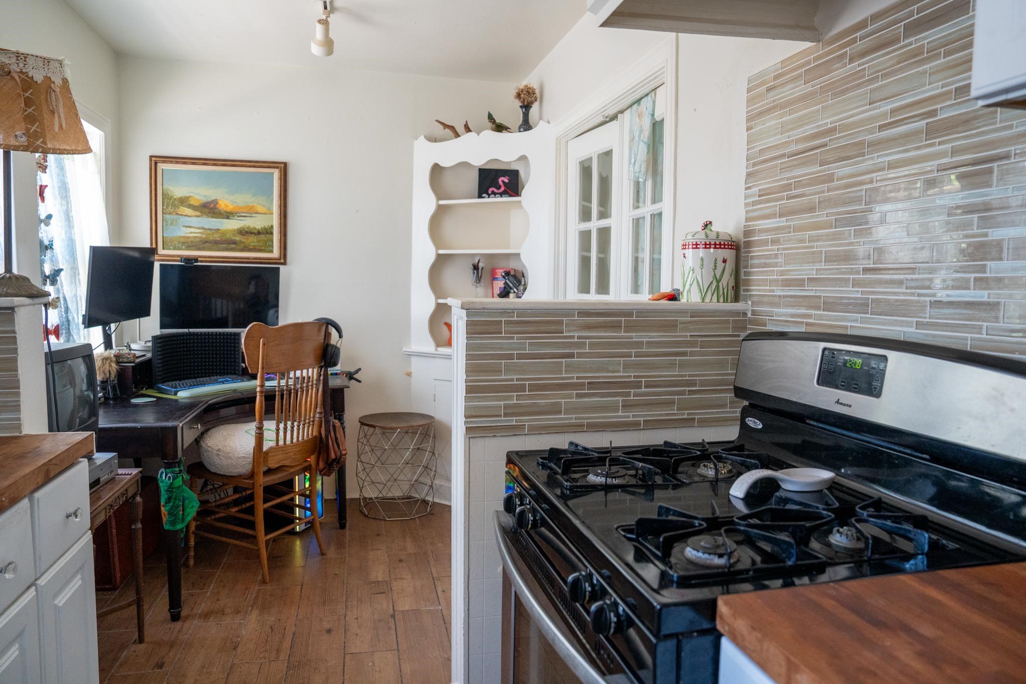 1909 Colquitt Street, Unit 7 Houston, TX 77098 - Photo 4 of 17 a stove top oven sitting inside of a kitchen