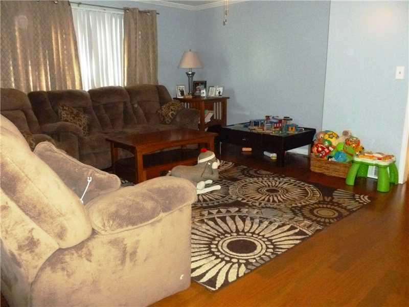 712 Hill Road Georgetown, PA 15043 - Photo 11 of 16 Living Room.