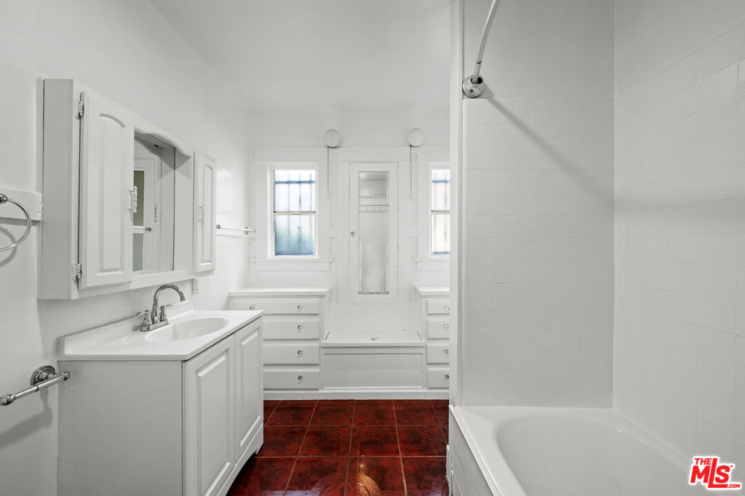 5515 Ruthelen Street Los Angeles, CA 90062 - Photo 7 of 10