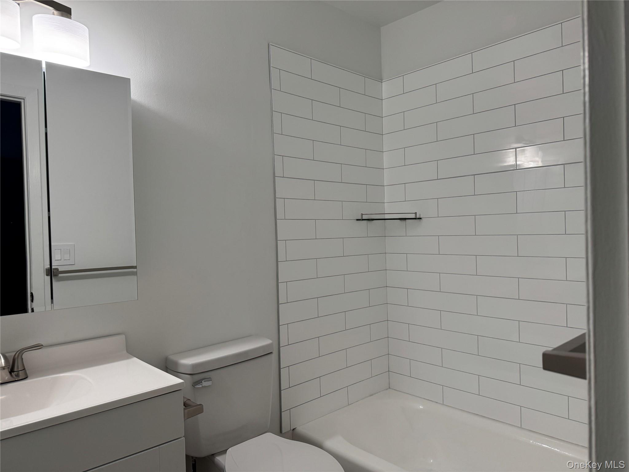 39 B South Norwood Road, Unit RIGHT Port Washington, NY 11050 - Photo 12 of 18 a bathroom with a bathtub and a toilet