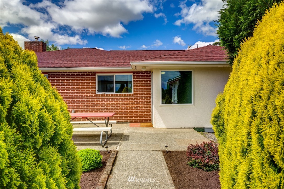1506 Pangborn Road Lynden, WA 98264 - Photo 22 of 40 a front view of a house with a yard