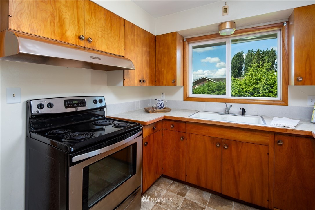 1506 Pangborn Road Lynden, WA 98264 - Photo 8 of 40 a kitchen with granite countertop a stove sink and cabinets