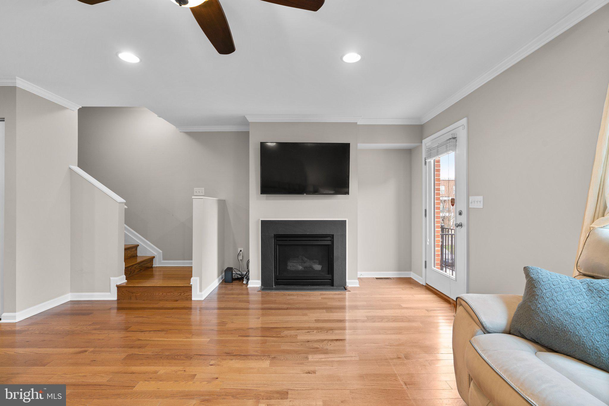 4642 Dillon Place Baltimore, MD 21224 - Photo 8 of 46 Living Room