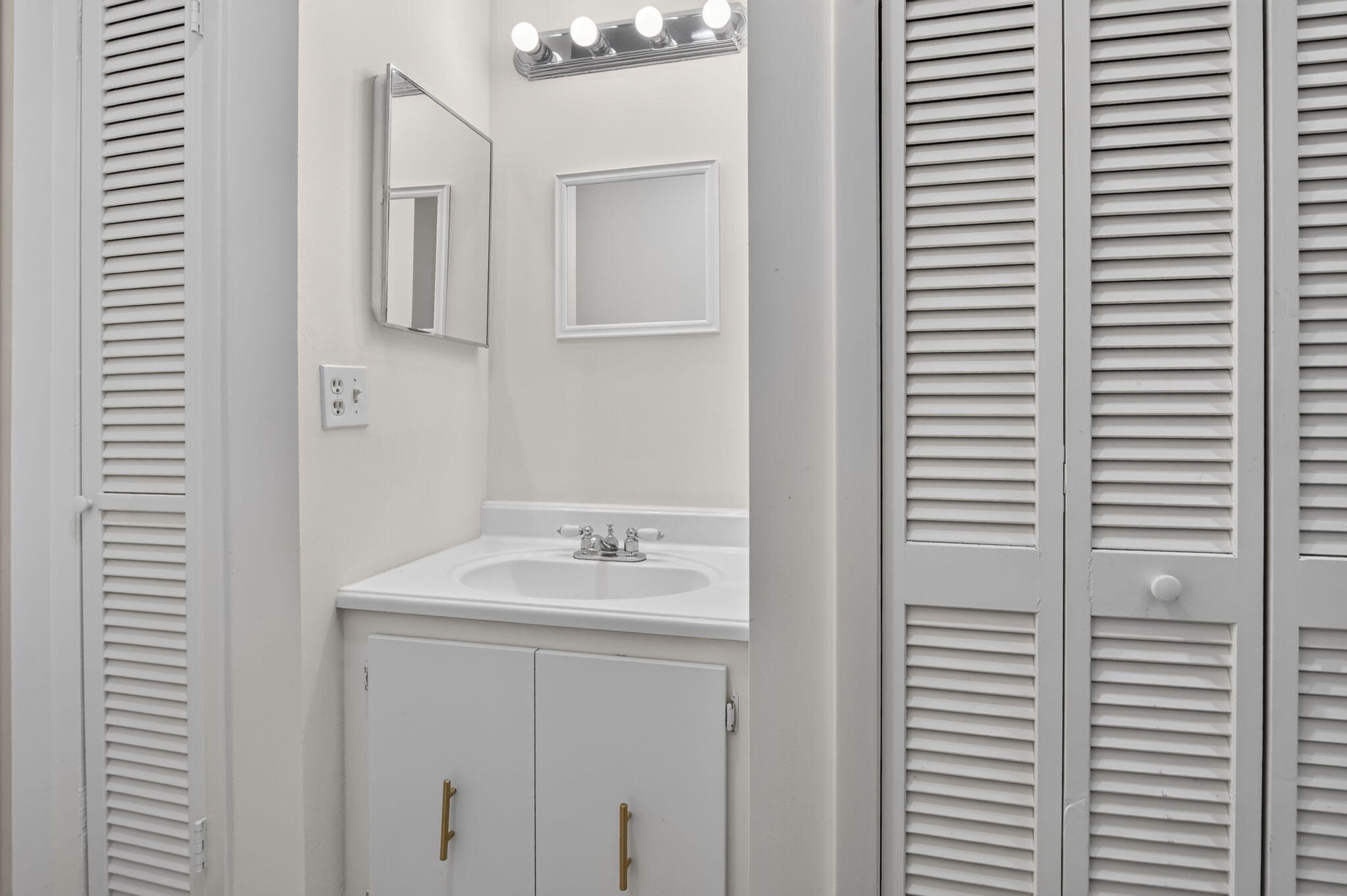 20846 Vinesta Circle Boca Raton, FL 33433 - Photo 19 of 36 1/2 Bathroom