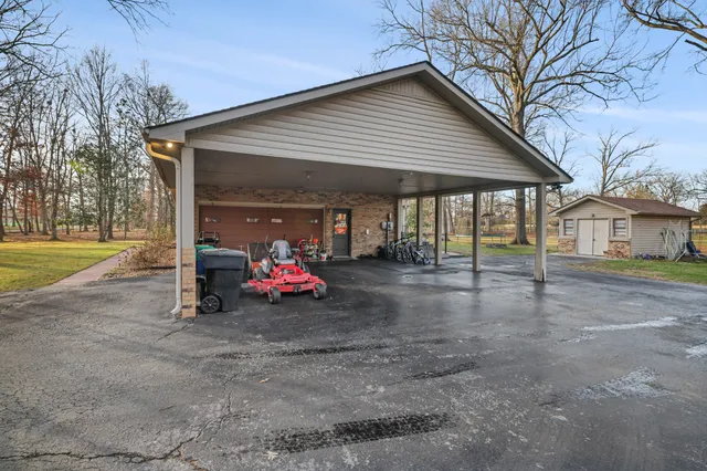 a view of a house with backyard