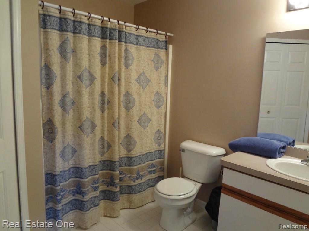 40544 Worthington Road Canton, MI 48188 - Photo 13 of 22 FULL BATH.jpg