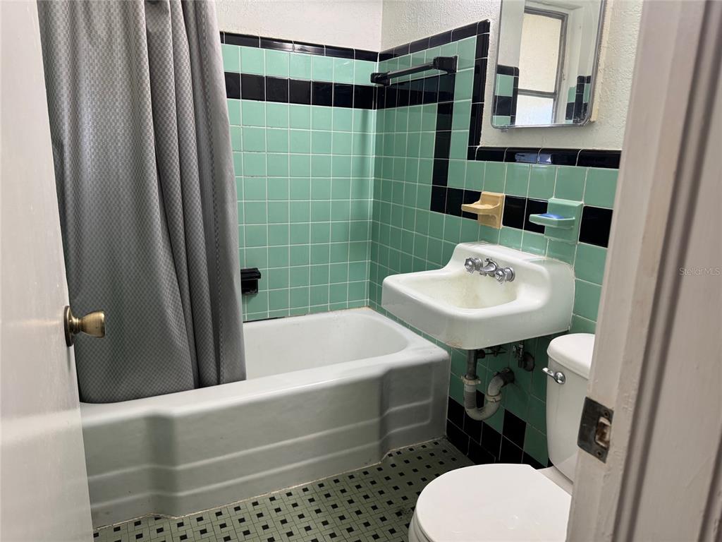 2500 14th Avenue North St. Petersburg, FL 33713 - Photo 13 of 27 a bathroom with a sink toilet and shower