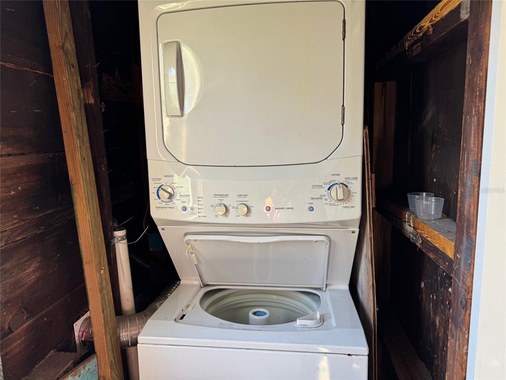 2500 14th Avenue North St. Petersburg, FL 33713 - Photo 18 of 27 a utility room with dryer and washer