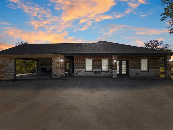 a view of a house with a backyard