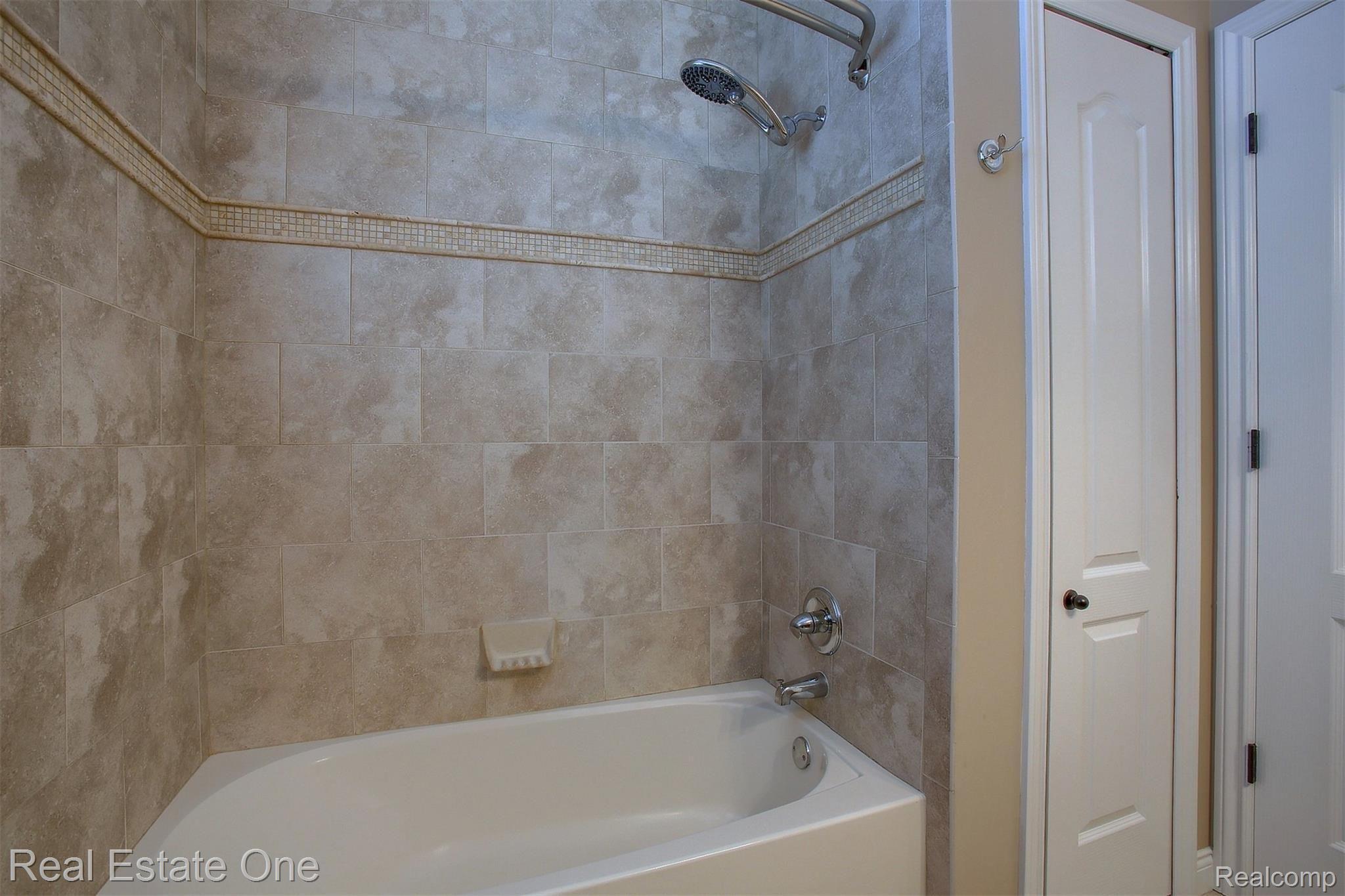 7348 Georgetown North Washington, MI 48095 - Photo 18 of 27 27-2nd Bathroom 2nd View.jpg