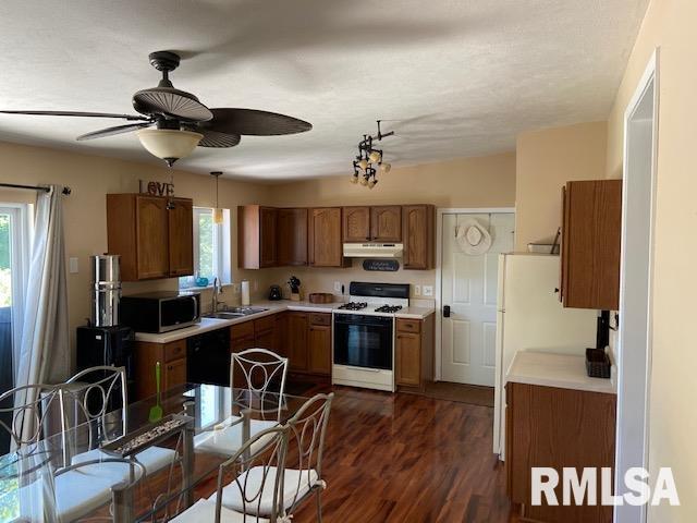 1040 Lakeview Road North Dahinda, IL 61428 - Photo 4 of 19 Gallery Image 4