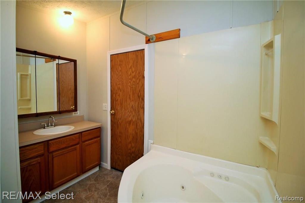 2227 Lodge Road Flint, MI 48532 - Photo 15 of 24