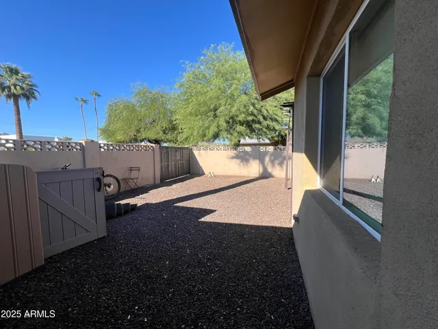 a view of a back yard