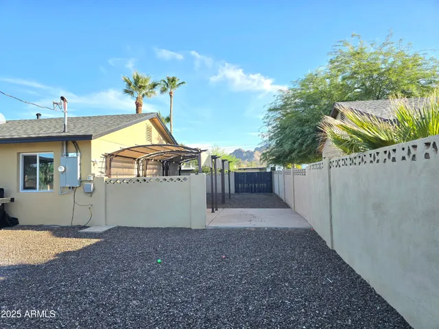 a view of a backyard