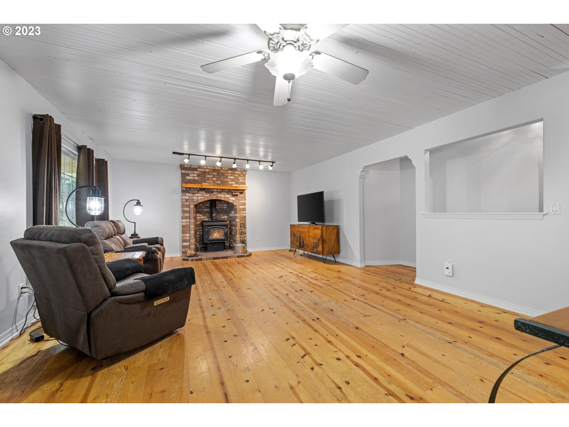 16166 South Thayer Road Oregon City, OR 97045 - Photo 4 of 46 Living Room