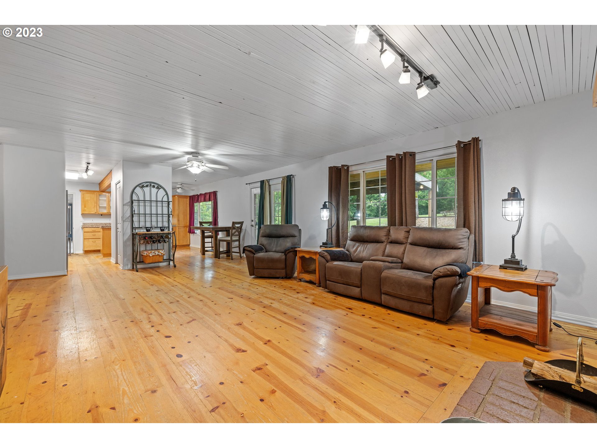 16166 South Thayer Road Oregon City, OR 97045 - Photo 5 of 46 Living Room