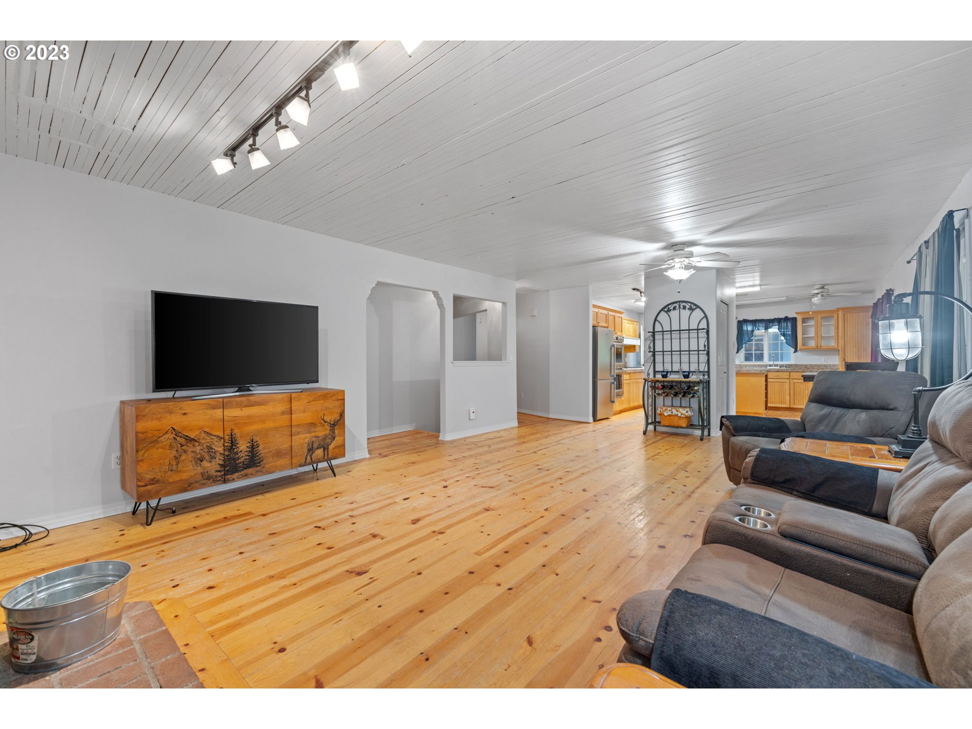 16166 South Thayer Road Oregon City, OR 97045 - Photo 6 of 46 Living Room