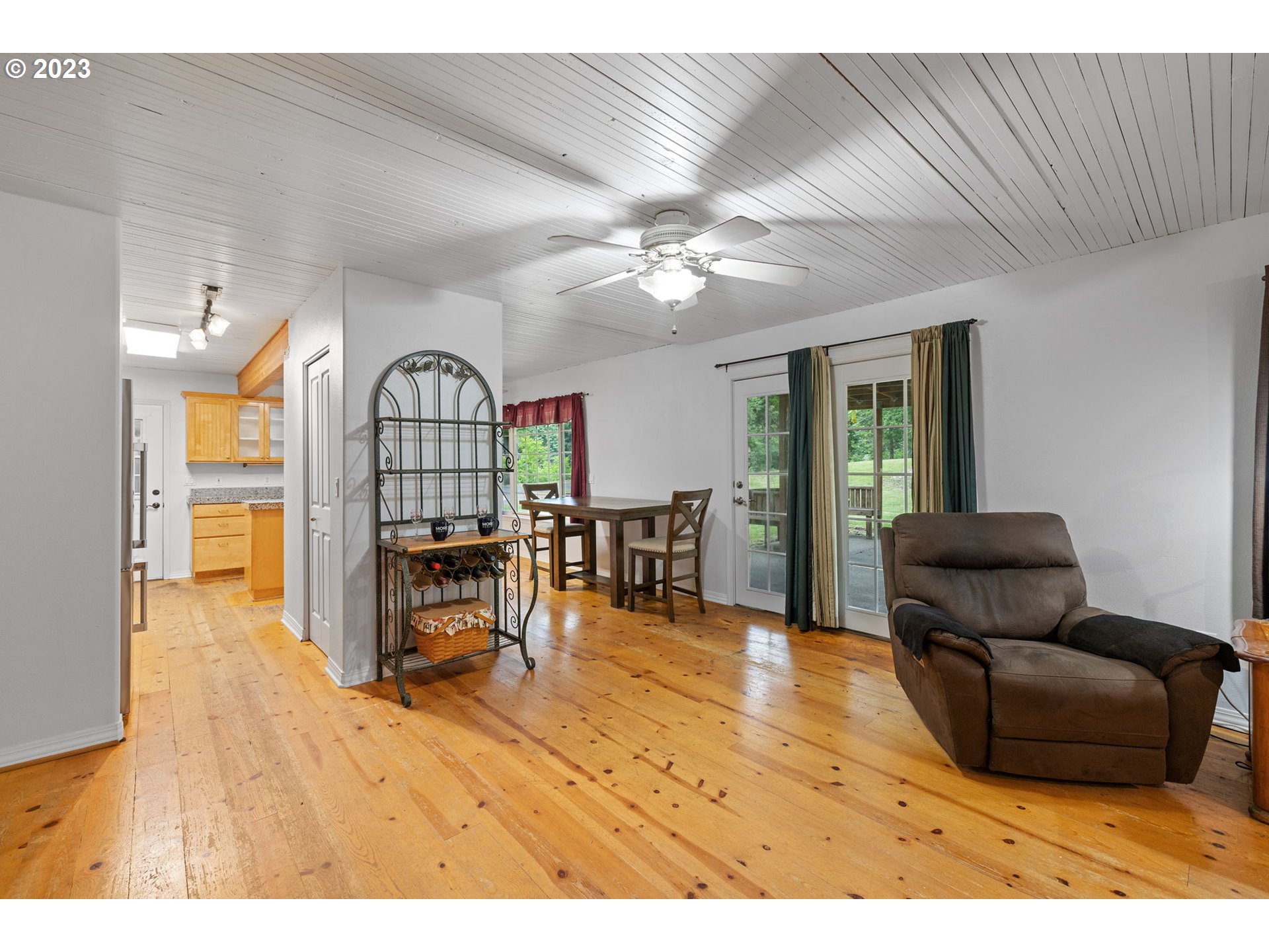 16166 South Thayer Road Oregon City, OR 97045 - Photo 7 of 46 Living Room/Dining Room