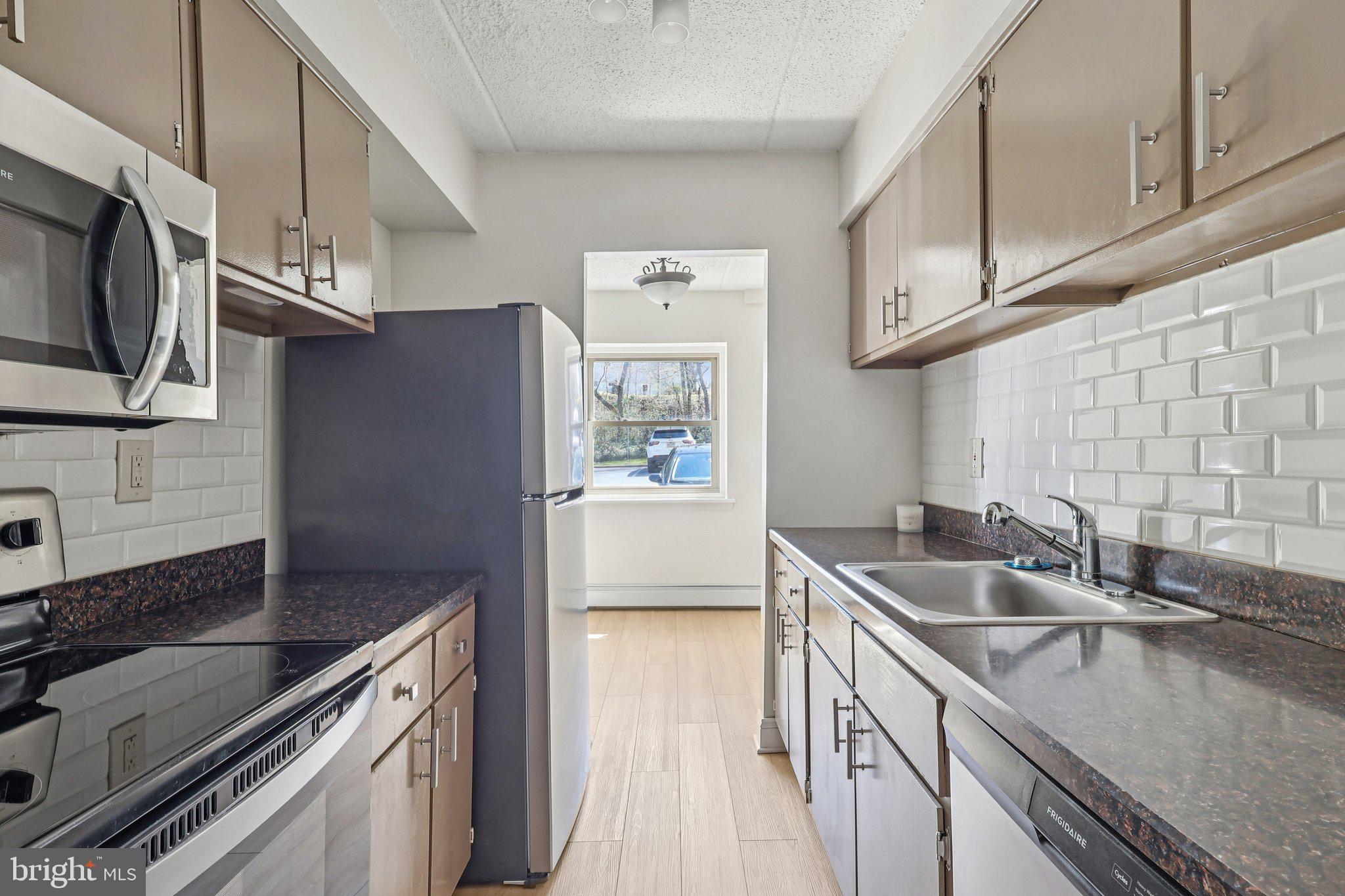 280 Bridgewater Road, Unit F8 Brookhaven, PA 19015 - Photo 7 of 16 Updated kitchen with stainless steel appliances