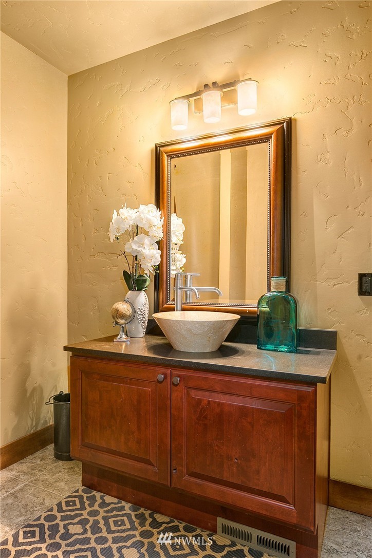 2215 Killarney Way Bellevue, WA 98004 - Photo 12 of 25