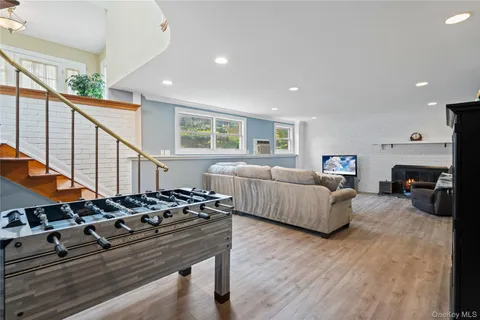 $1,199,000 | 6 Beaumont Drive, Melville, NY 11747