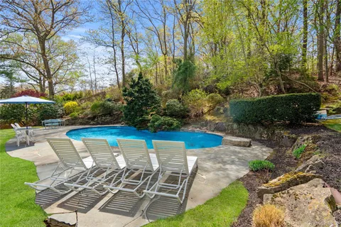 $1,199,000 | 6 Beaumont Drive, Melville, NY 11747