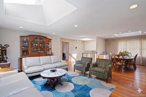 $1,199,000 | 6 Beaumont Drive, Melville, NY 11747