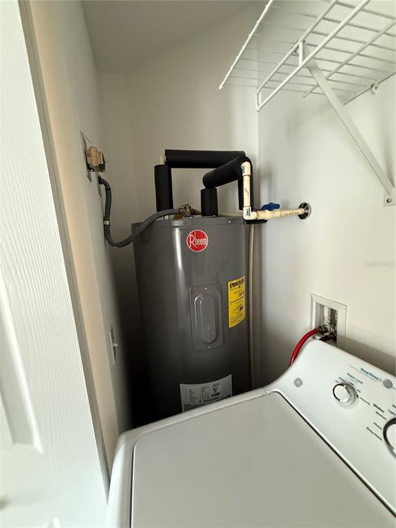 237 Northeast Gum Swamp Road Lake City, FL 32055 - Photo 29 of 34 a utility room with dryer and washer